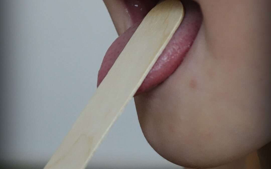 Il mal di gola, comune tra adulti e bambini, ha varie cause. Come riconoscerlo e quando rivolgersi al medico