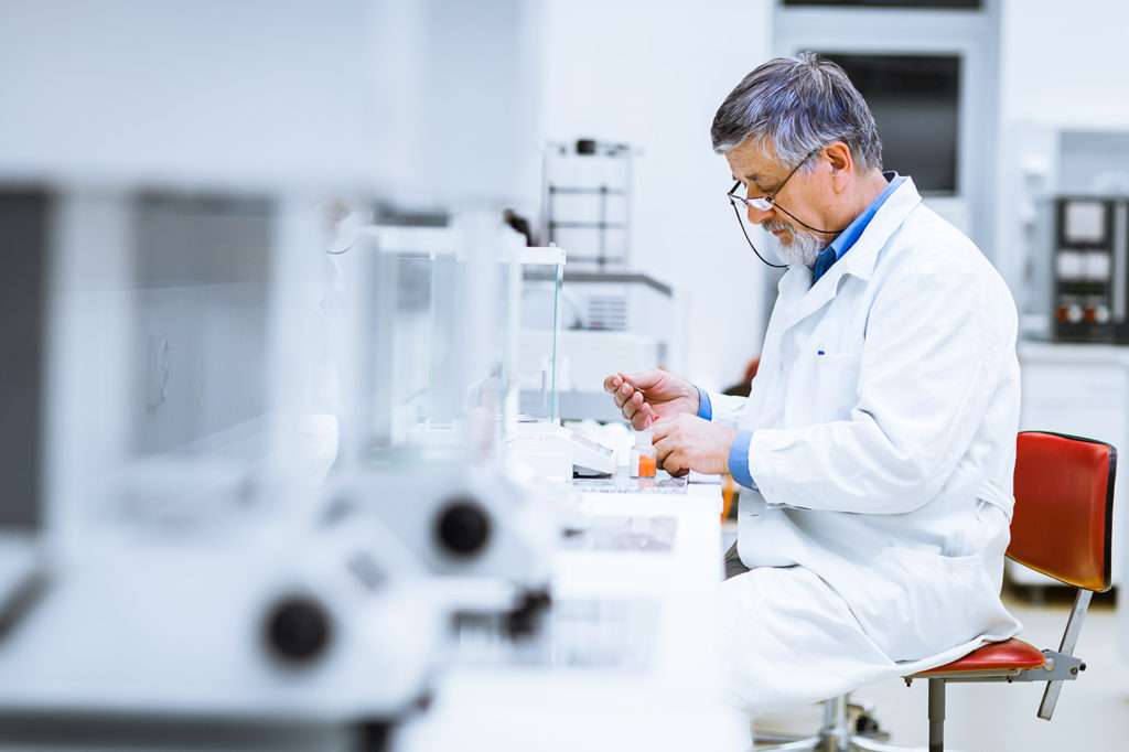 Senior male researcher carrying out scientific research in a lab ricercatore 1024x682 1